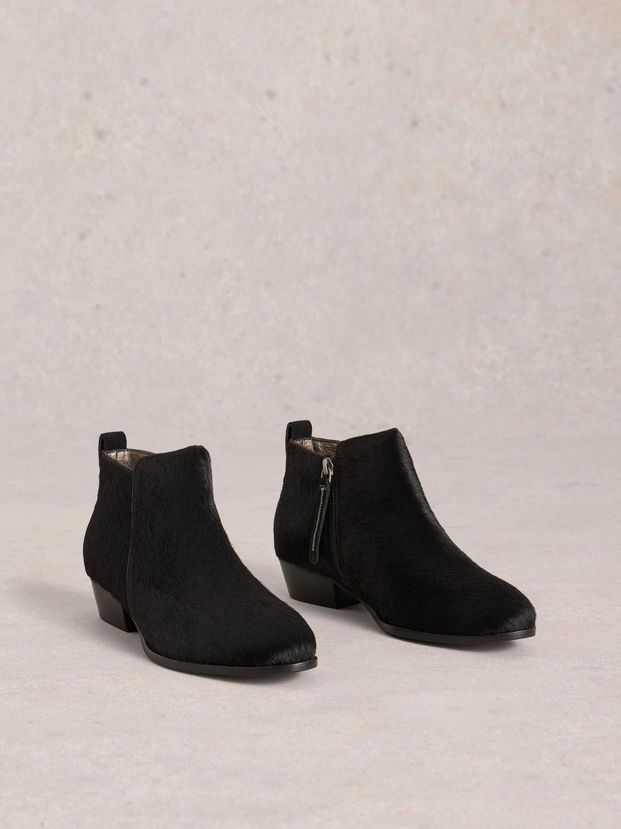 Schwarze Stiefeletten mit Ponyfell-Optik