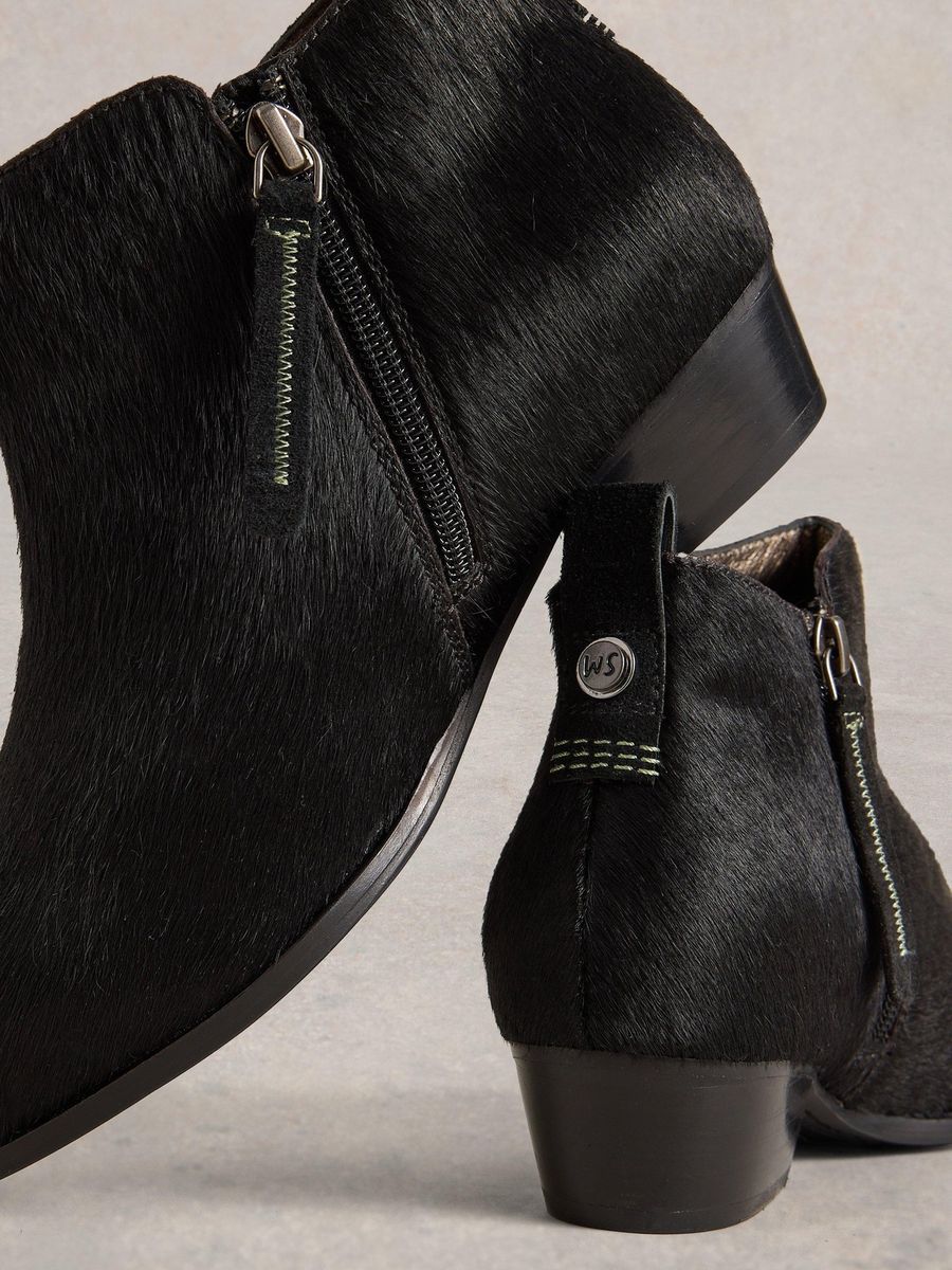Schwarze Stiefeletten mit Ponyfell-Optik