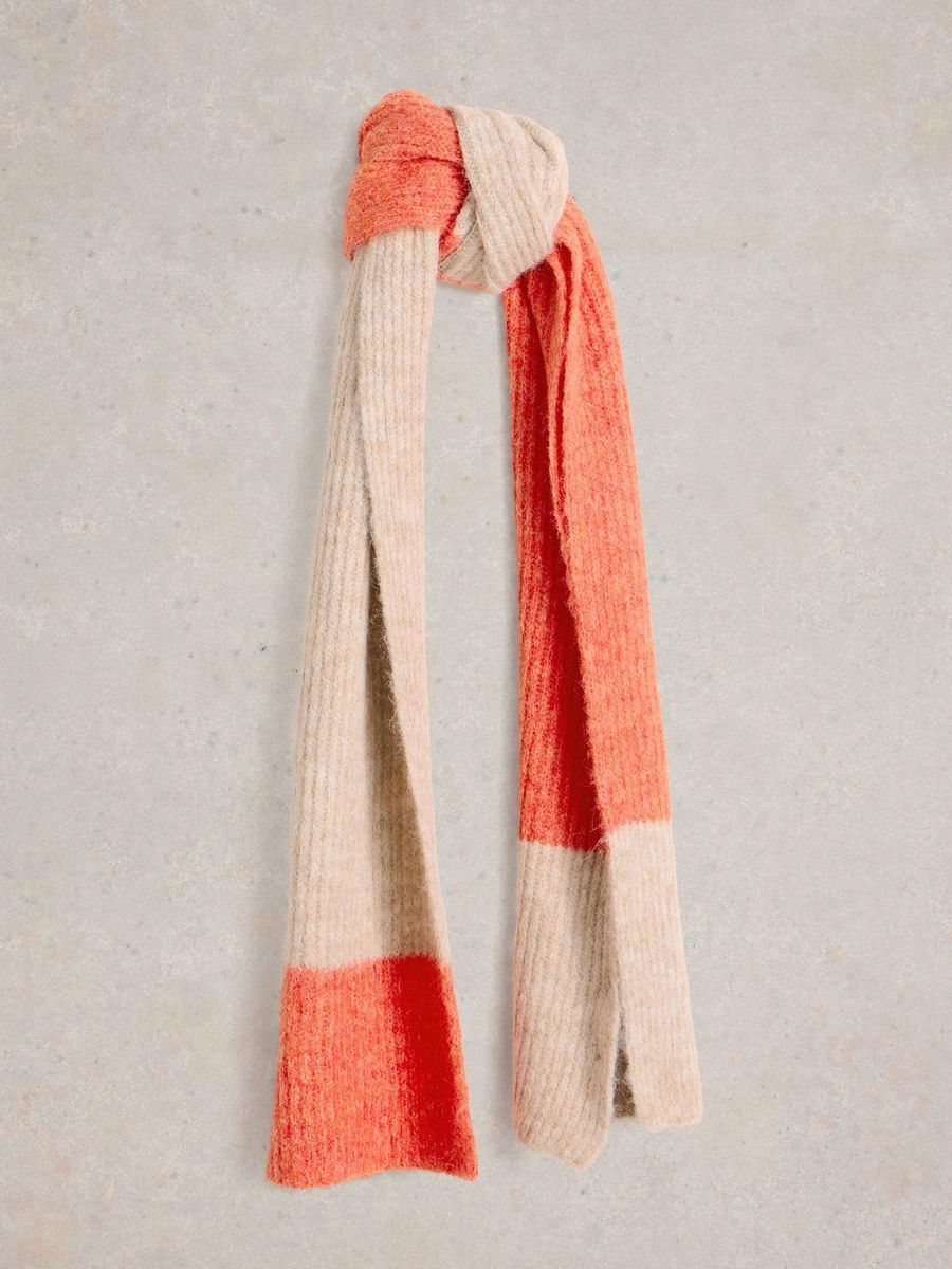 Farblich abgesetzter Strickschal