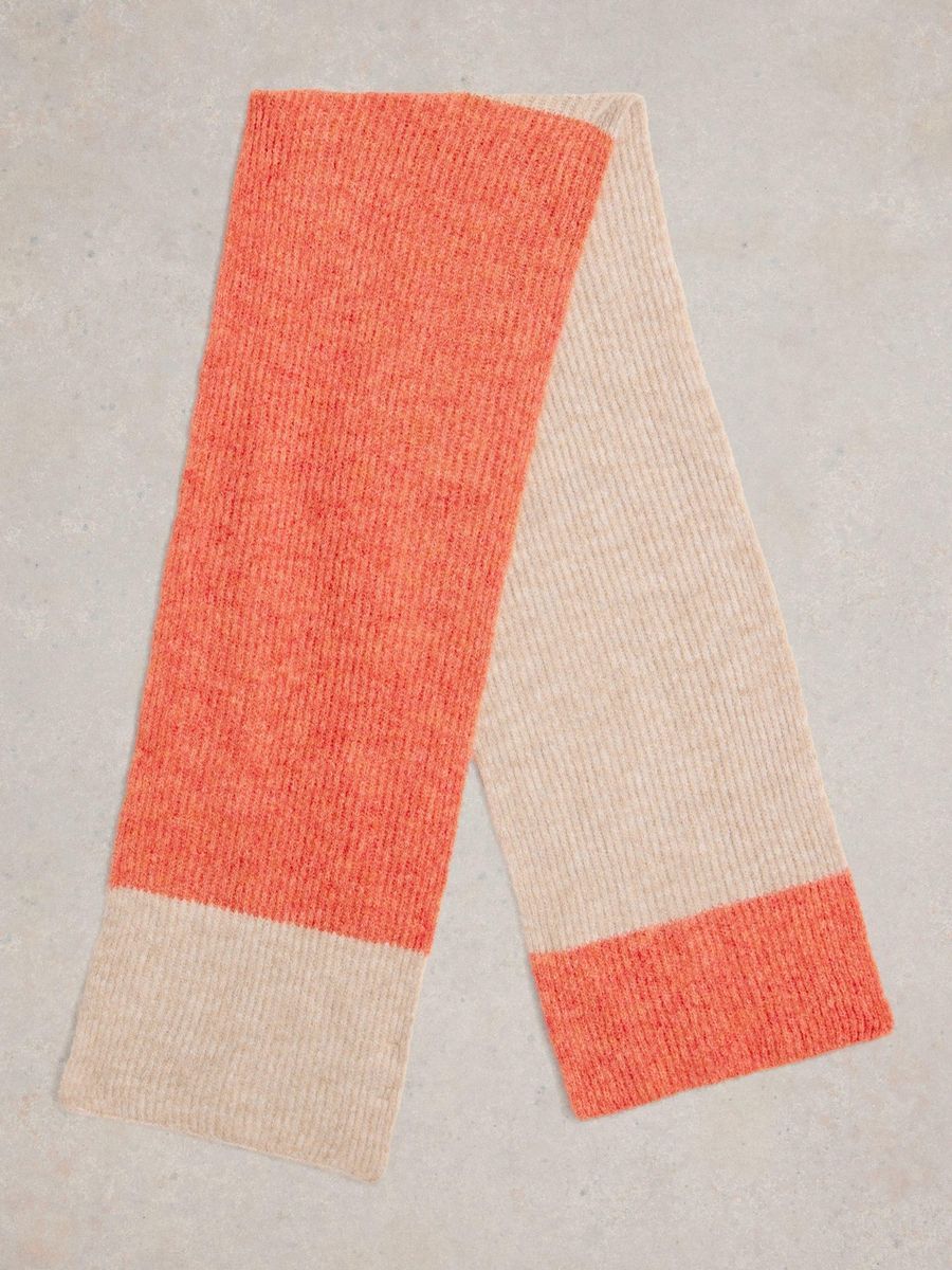 Farblich abgesetzter Strickschal