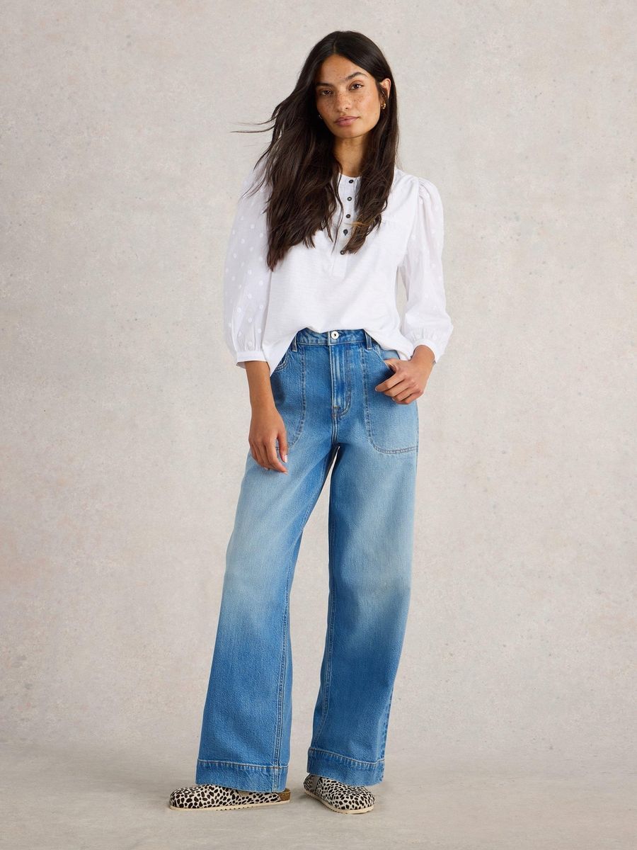 Jeans mit weitem Bein und aufgesetzten Taschen