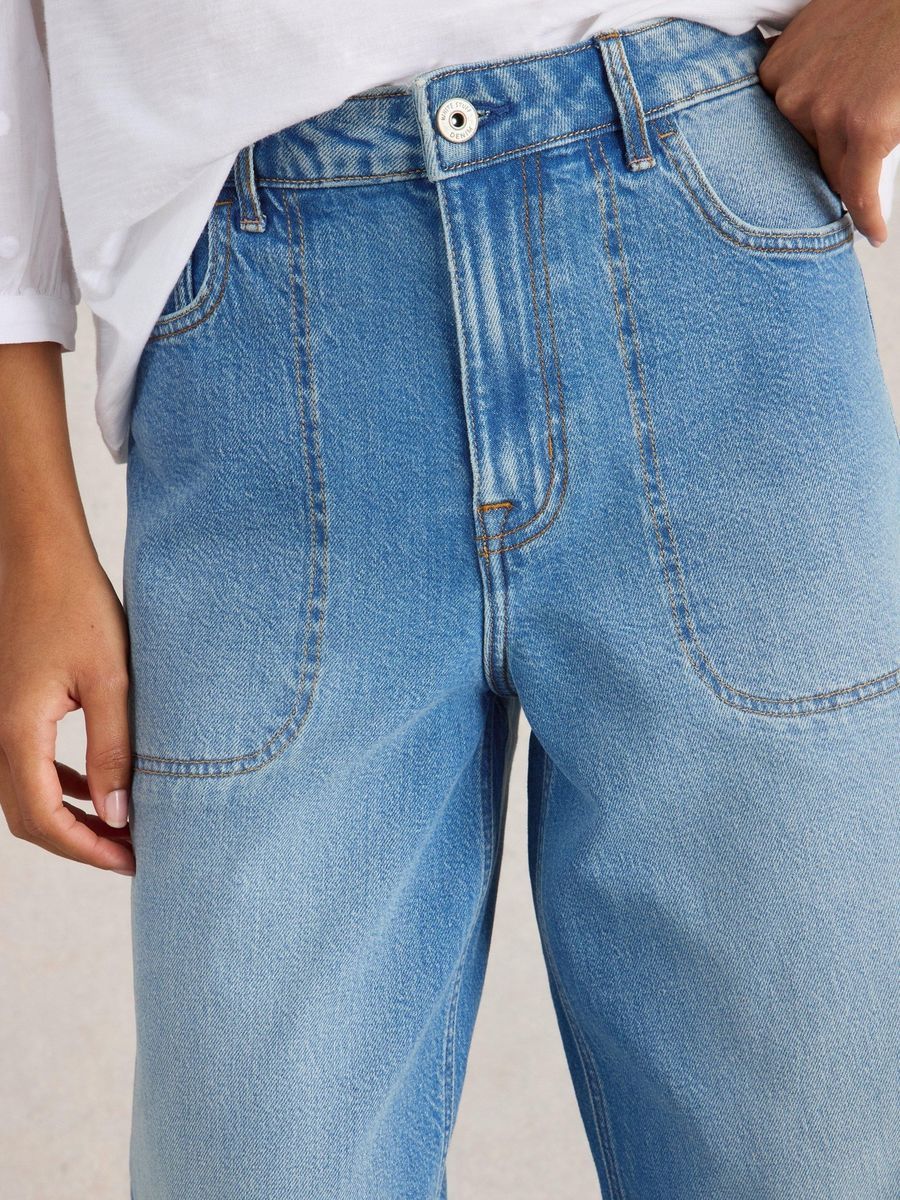 Jeans mit weitem Bein und aufgesetzten Taschen