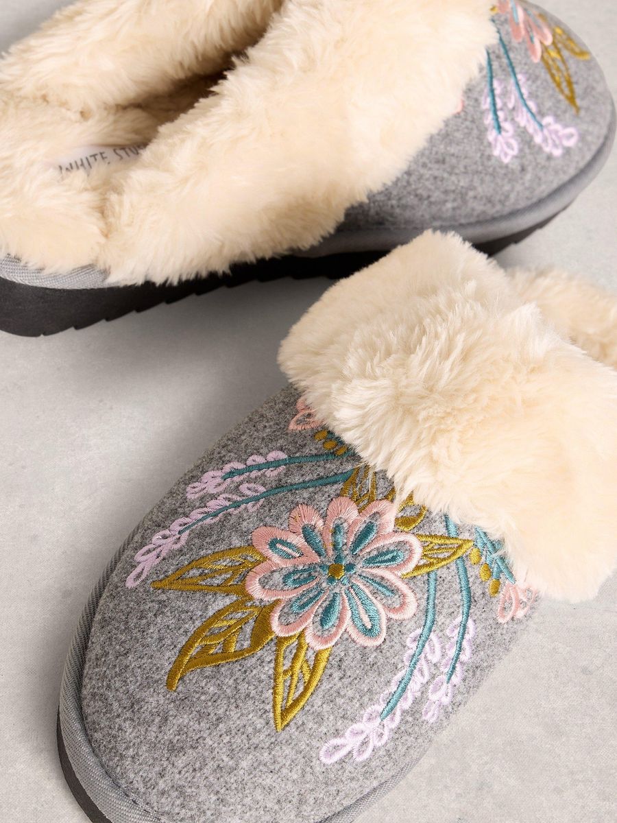 Florale, bestickte, kuschelige Hausschuhe mit Fell