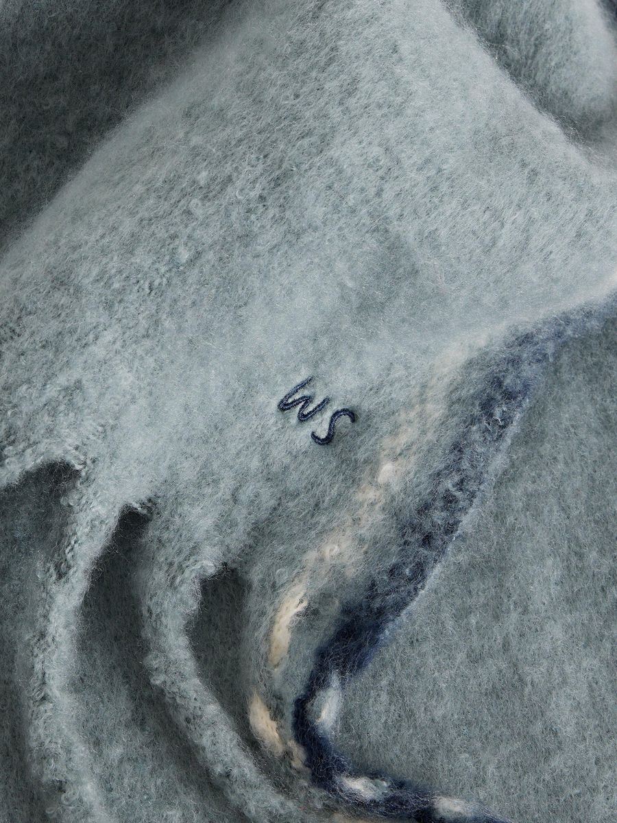 Gestreifter Schal aus recyceltem Polyester mit Fransen