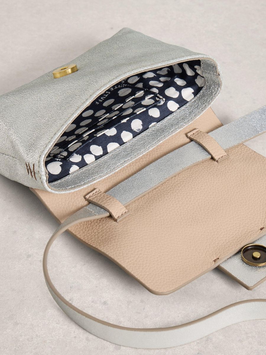 Minimalistische Leder-Umhängetasche mit Überschlag