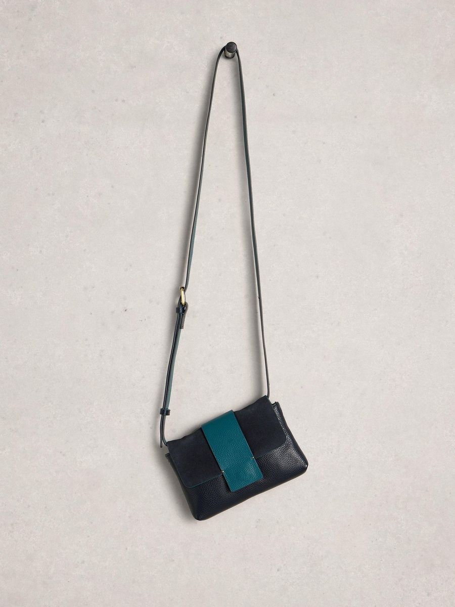 Minimalistische Leder-Umhängetasche mit Überschlag