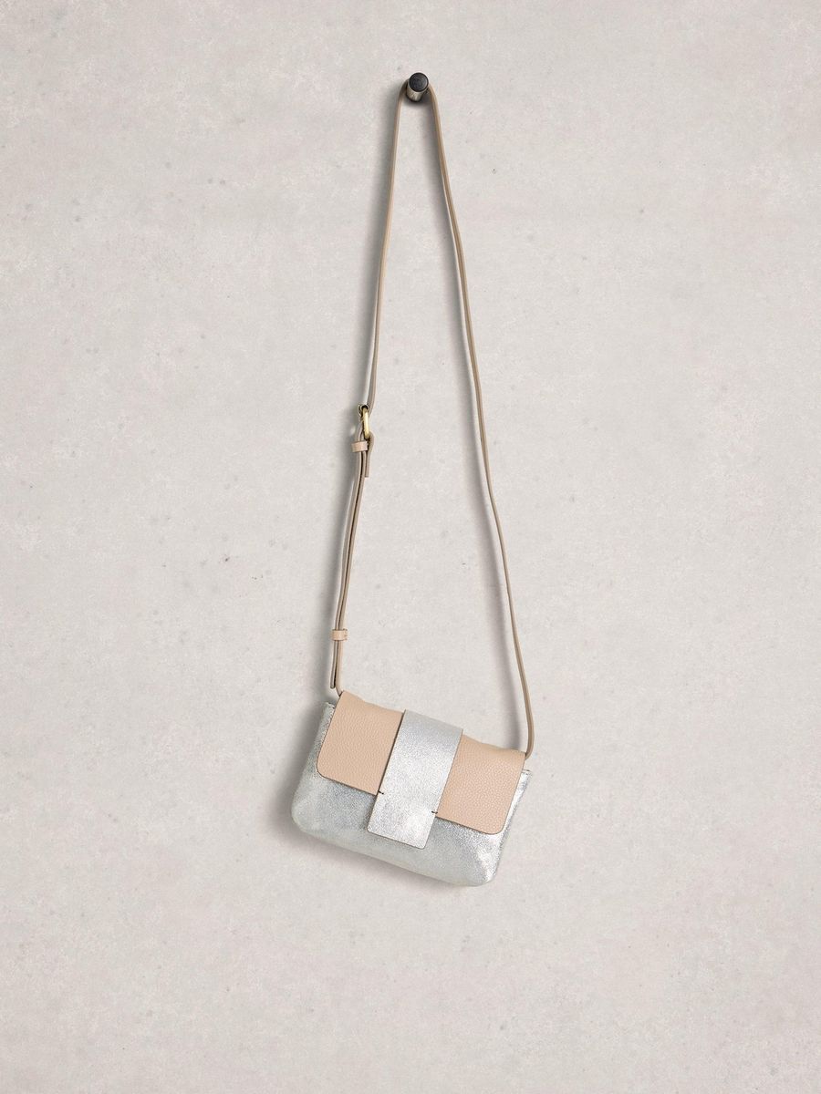 Minimalistische Leder-Umhängetasche mit Überschlag