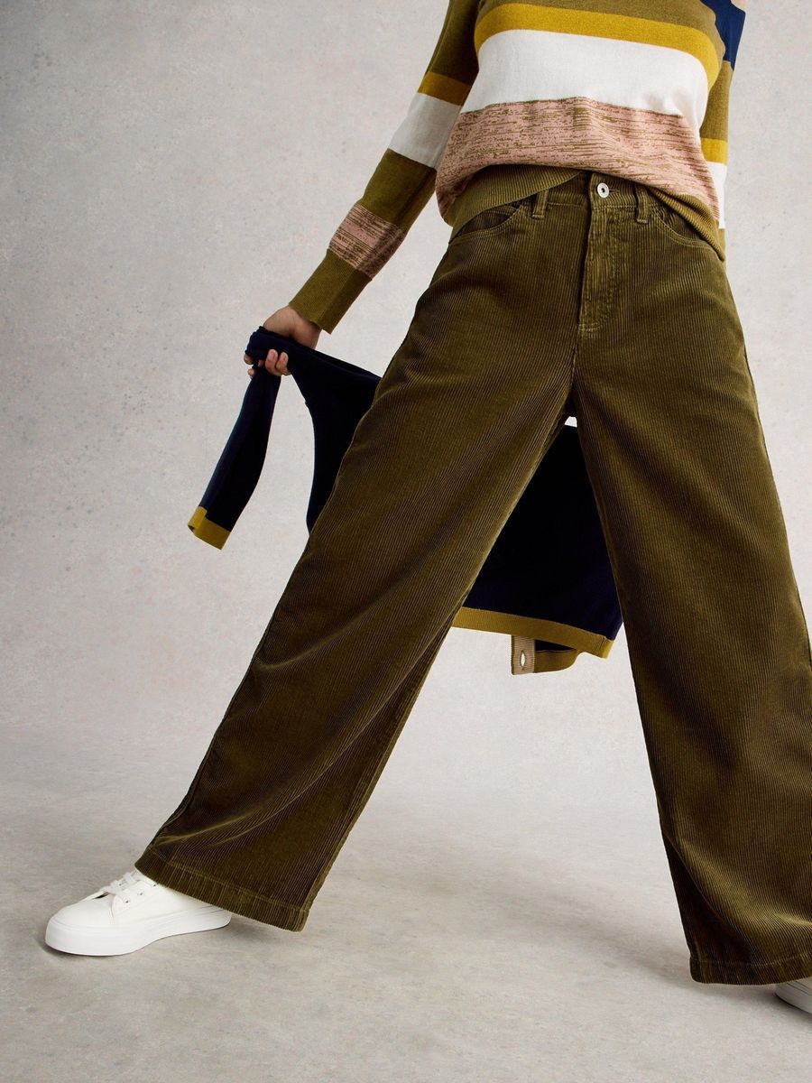 Ayla Cordhose mit weitem Bein