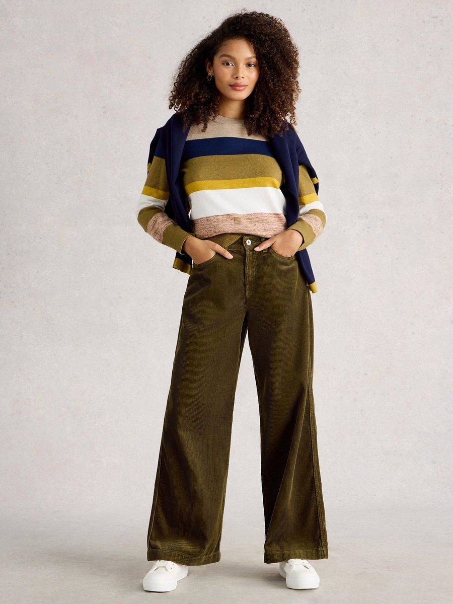Ayla Cordhose mit weitem Bein