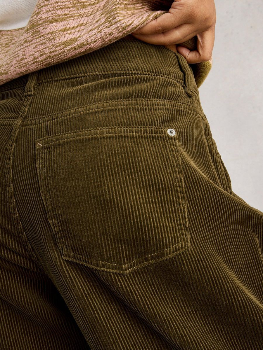Ayla Cordhose mit weitem Bein