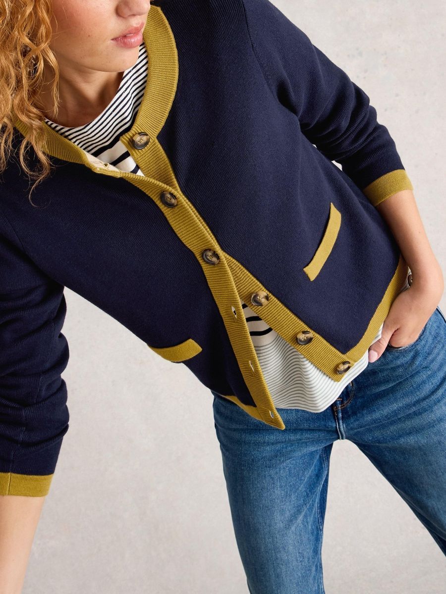 Marineblaue Strickjacke mit Kontrastbesatz
