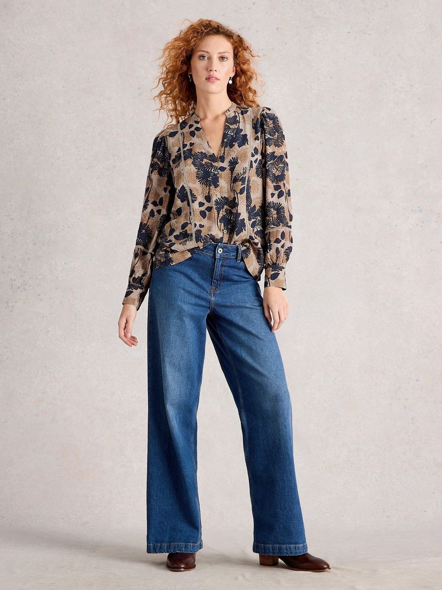 Viskosebluse mit Blumendruck und V-Ausschnitt