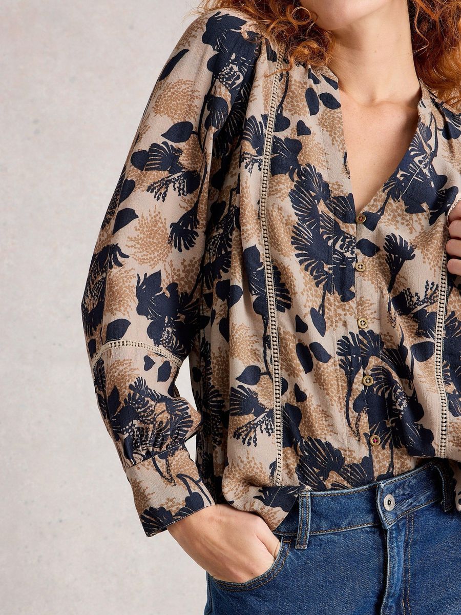 Viskosebluse mit Blumendruck und V-Ausschnitt