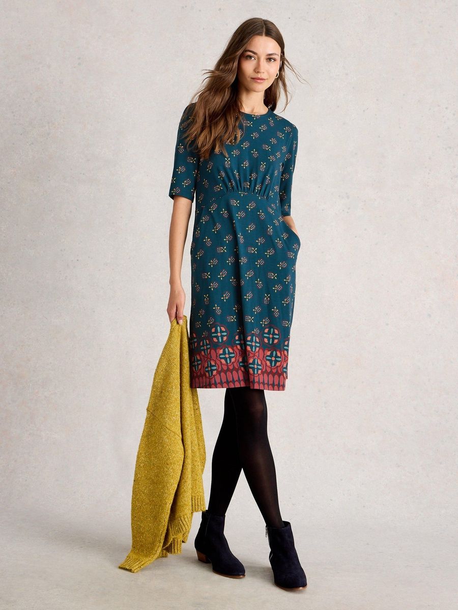 Jerseykleid mit Herzmuster und Knielänge