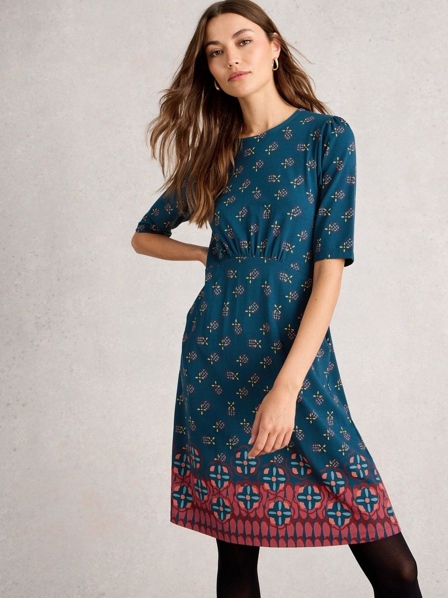 Jerseykleid mit Herzmuster und Knielänge
