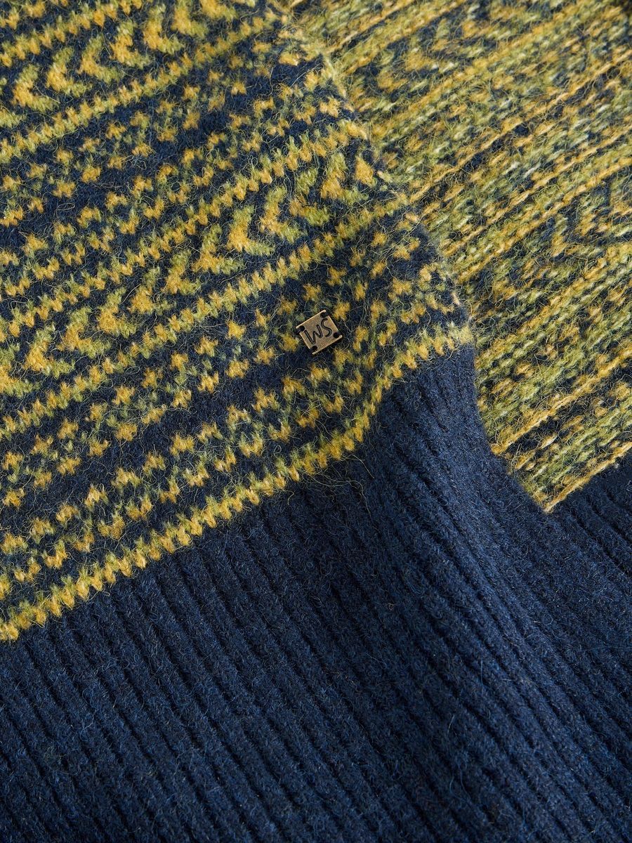 Gemusterter Strickschal mit gerippten Enden