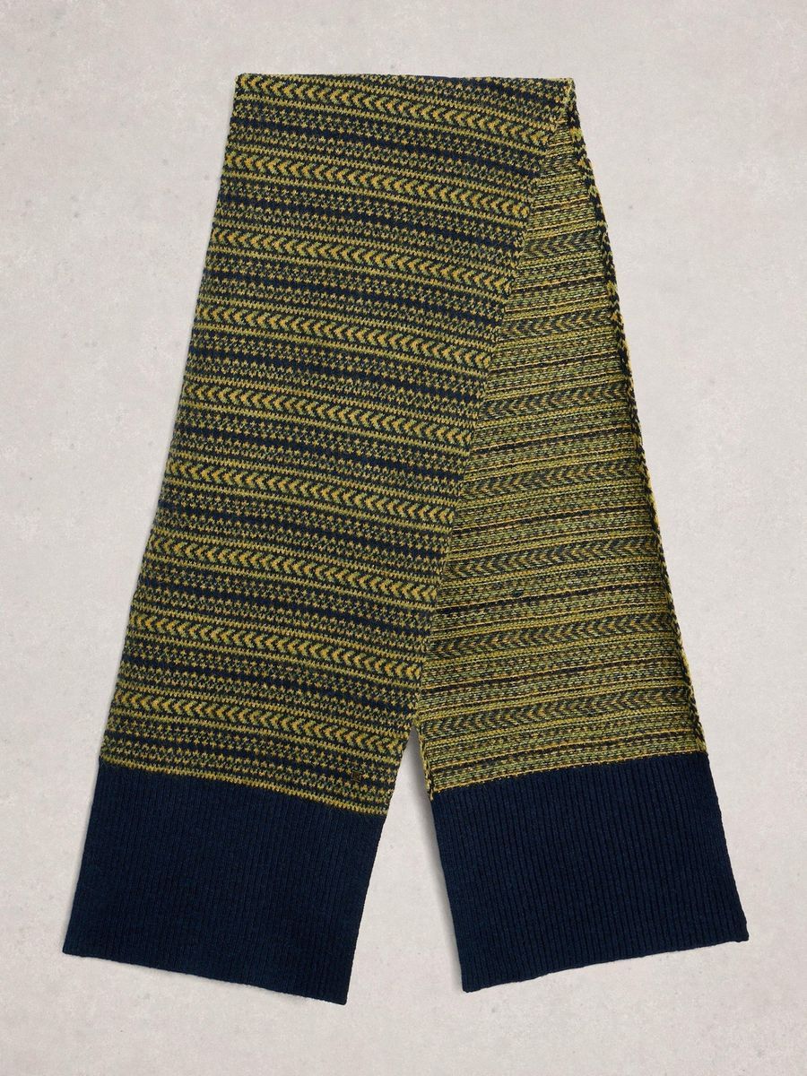 Gemusterter Strickschal mit gerippten Enden