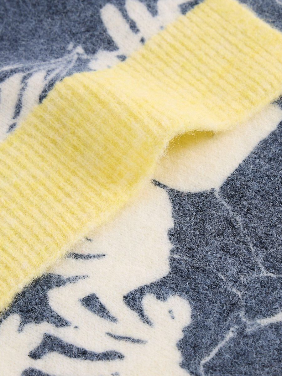 Strickschal mit Blumendruck und gelben Enden