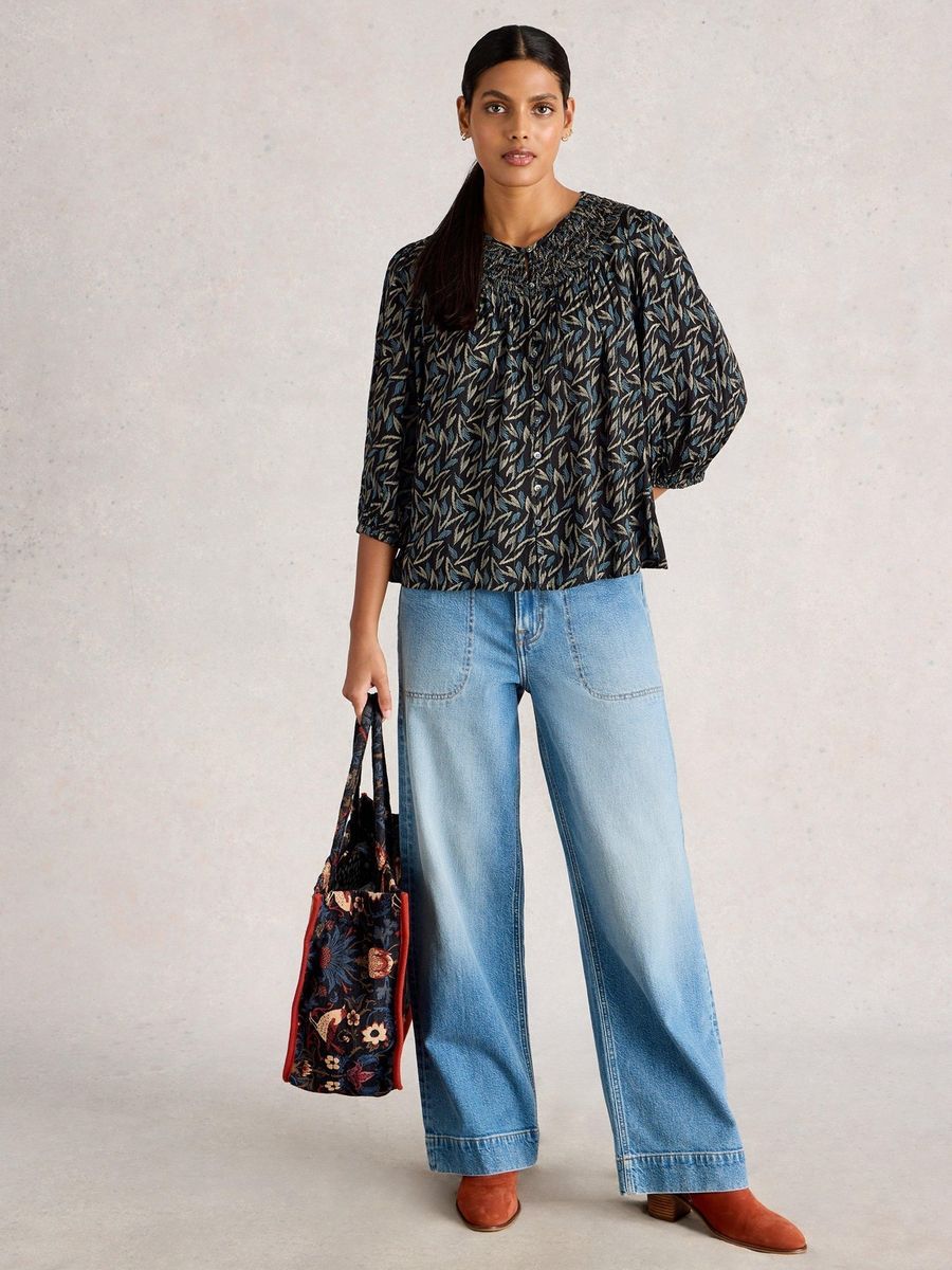 Bluse mit Blattdruck und Smok-Details