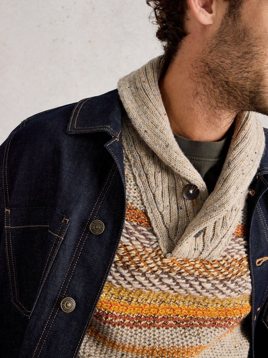 Gestreifter Strickpullover mit Schalkragen