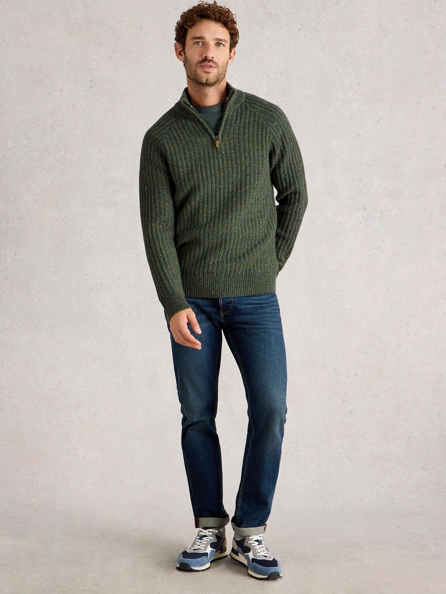 Gerippter Strickpullover mit Trichterkragen