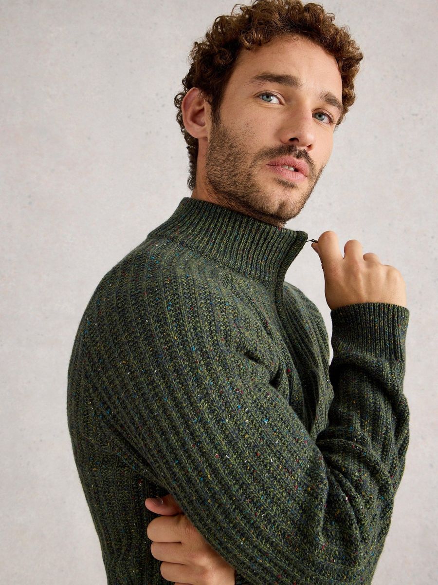 Gerippter Strickpullover mit Trichterkragen