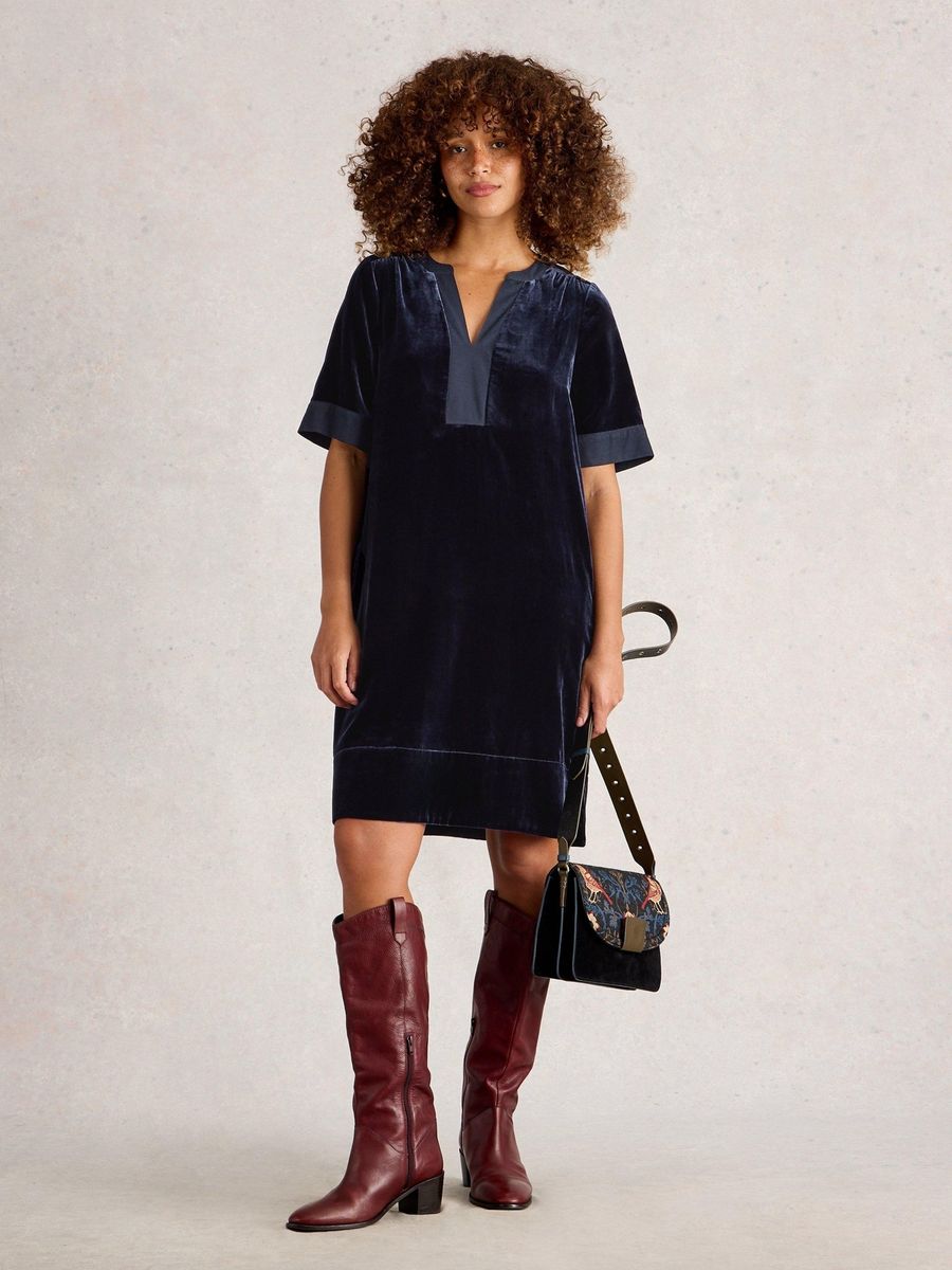 Samtkleid mit V-Ausschnitt