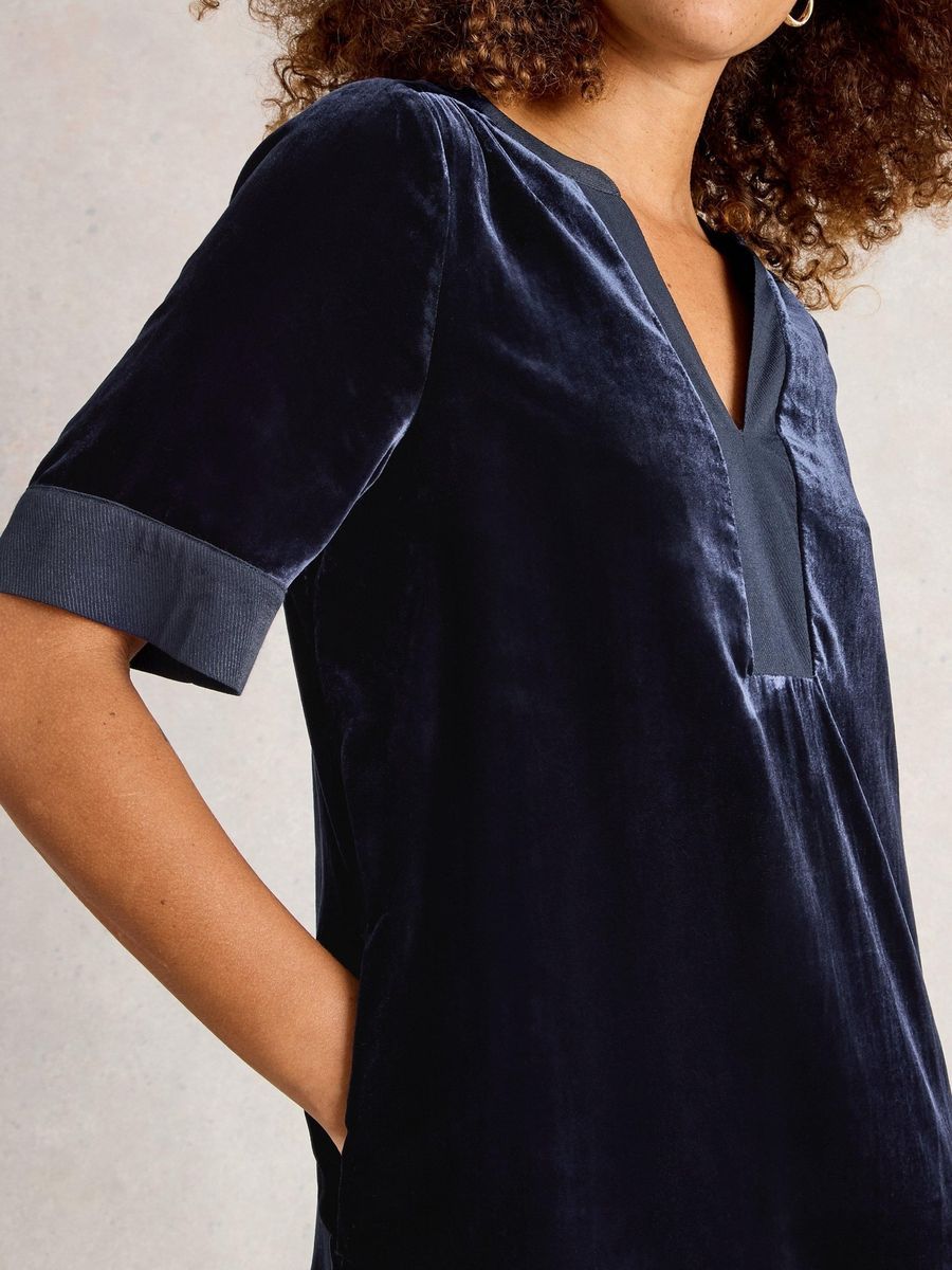 Samtkleid mit V-Ausschnitt