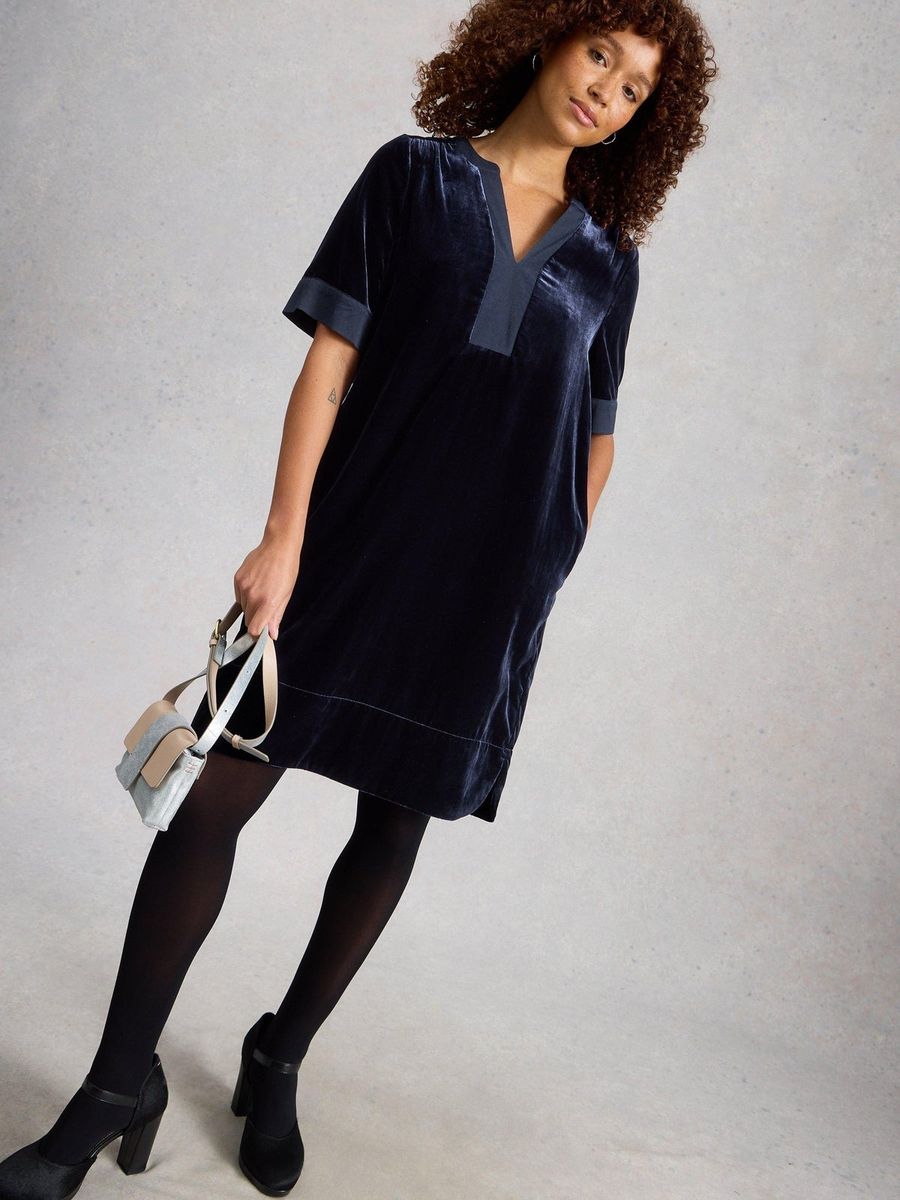 Elegantes Samtkleid mit Keilausschnitt