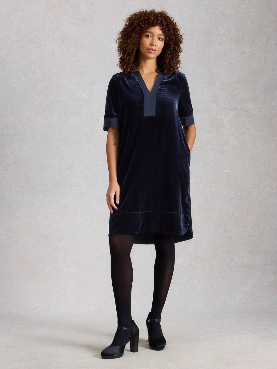 Elegantes Samtkleid mit Keilausschnitt