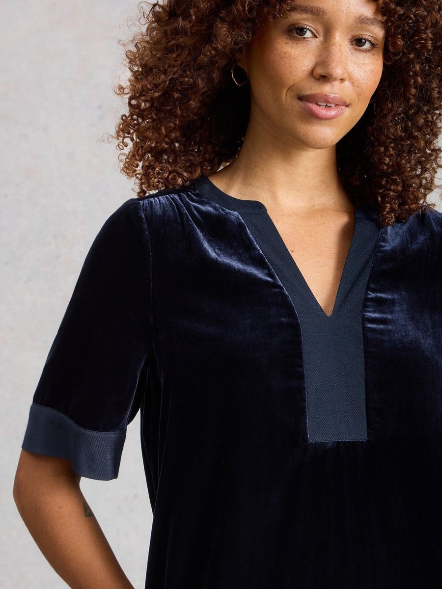Elegantes Samtkleid mit Keilausschnitt