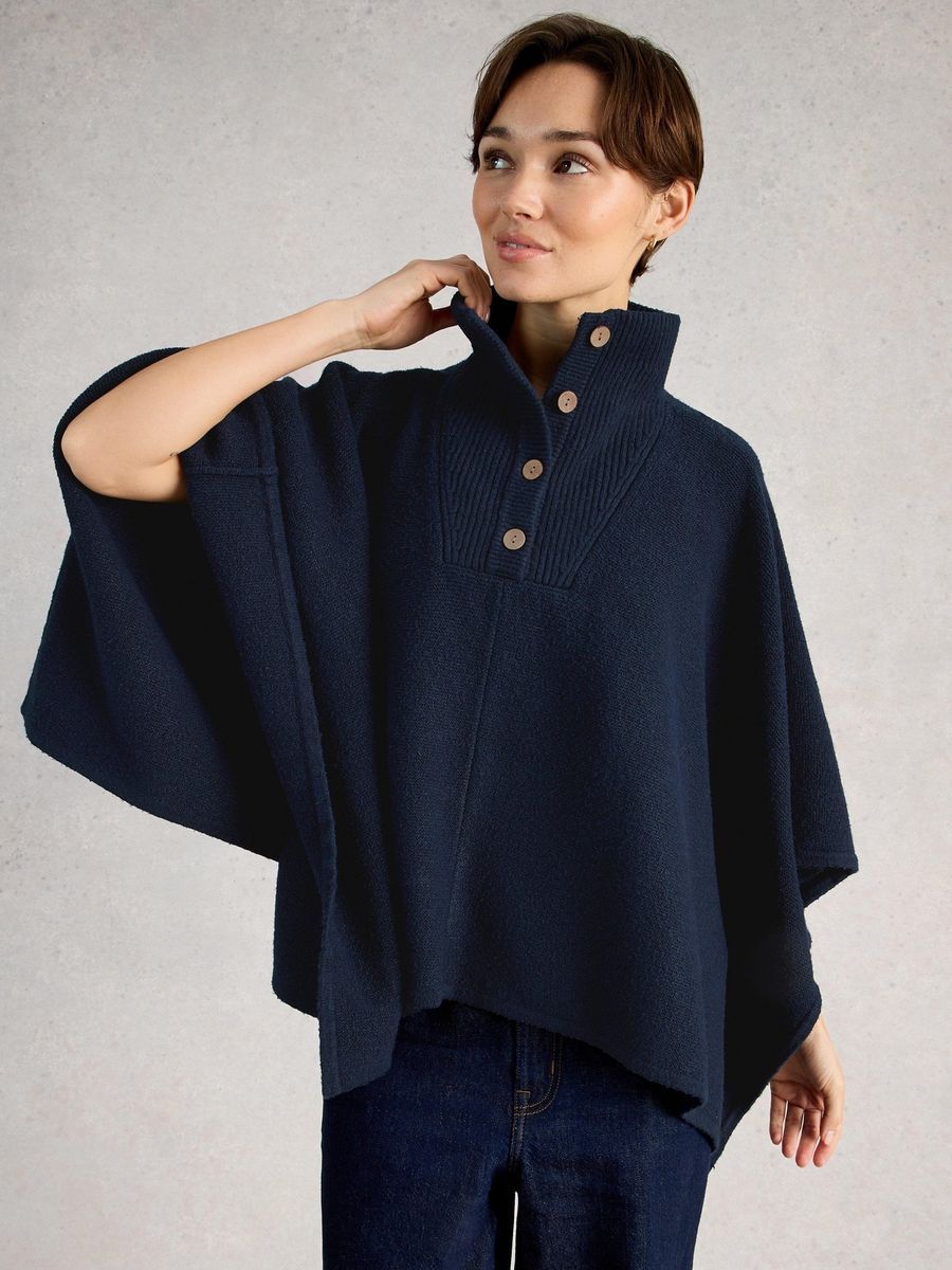 Strickponcho mit Trichterkragen und Knöpfen