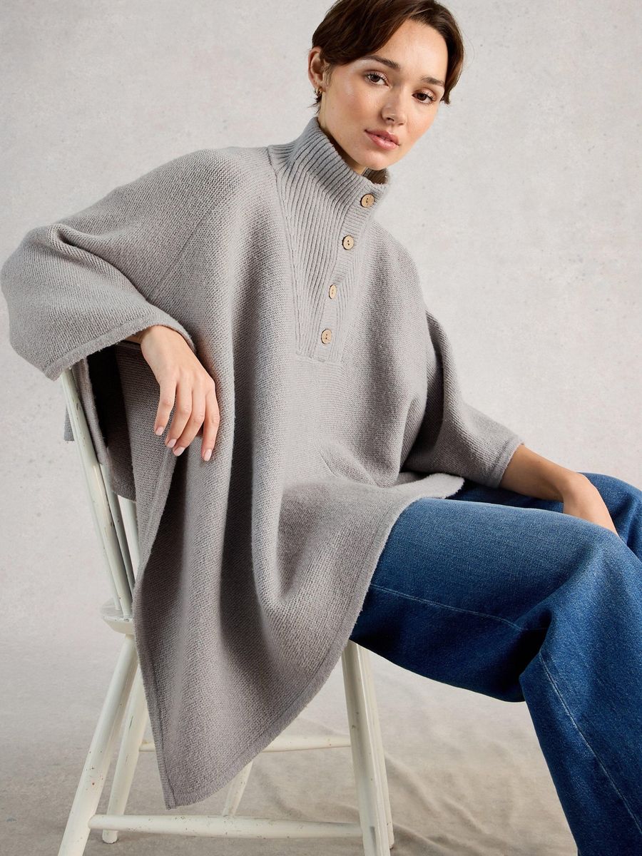 Strickponcho mit Trichterkragen und Knöpfen