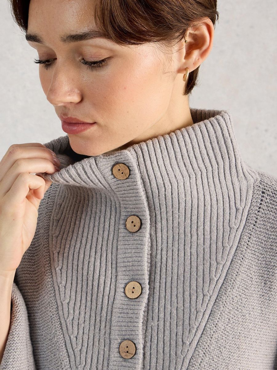 Strickponcho mit Trichterkragen und Knöpfen