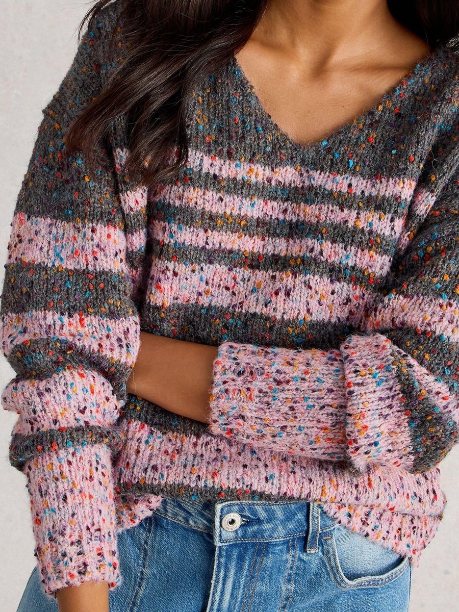 Gestreifter Strickpullover mit V-Ausschnitt