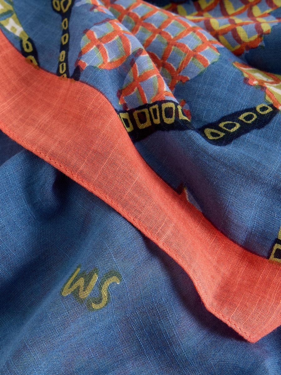 Leichter Schal mit Blumenmuster