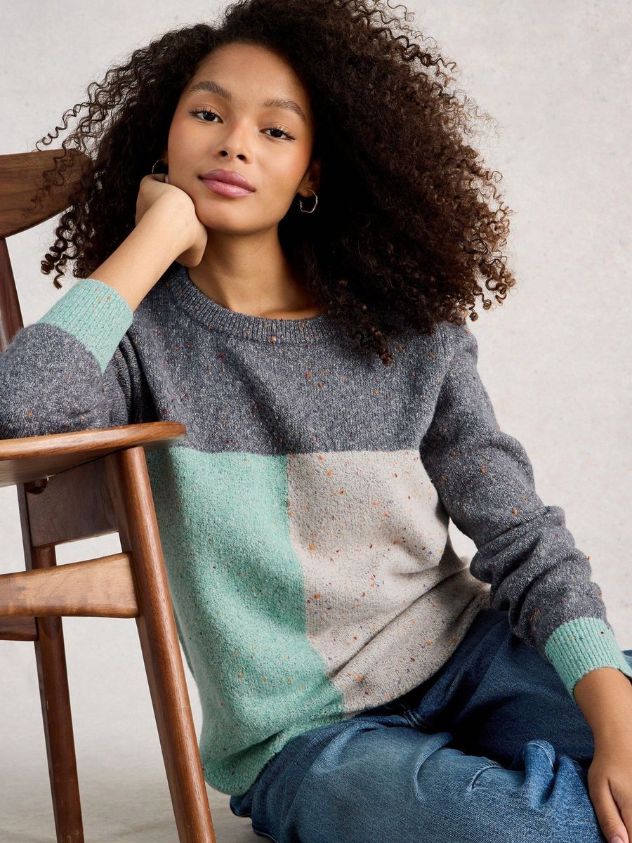 Farblich abgesetzter Strickpullover mit Sprenkeln