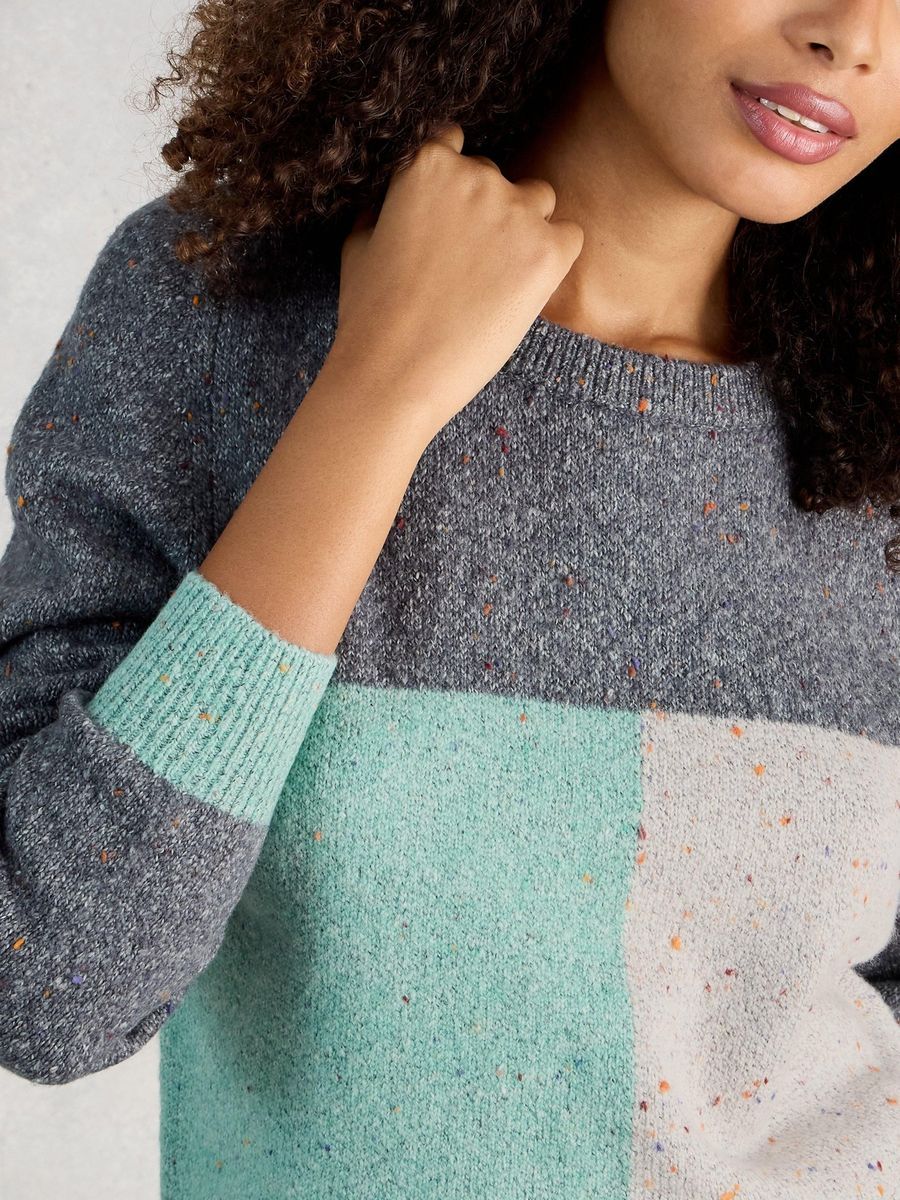 Farblich abgesetzter Strickpullover mit Sprenkeln