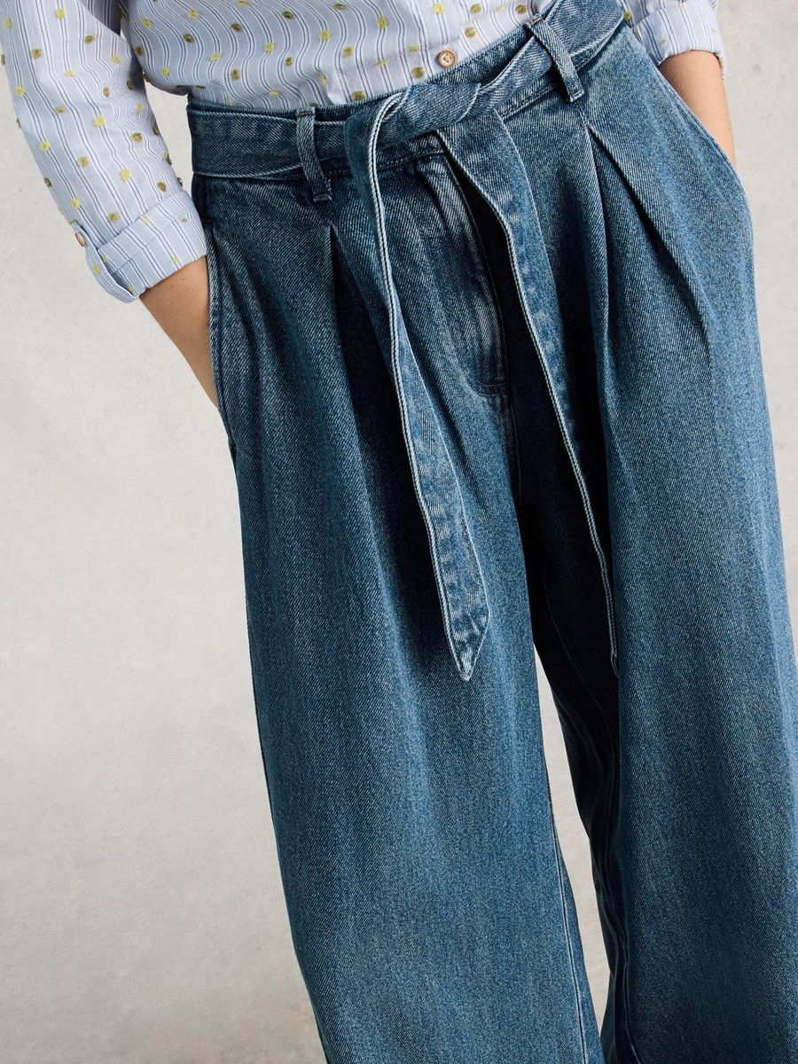 Weite Denim Jeans mit Gürtel