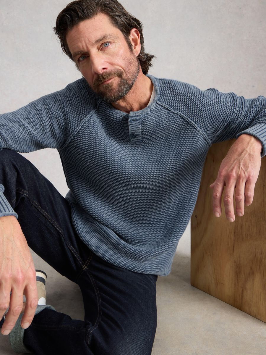 Lässiger blauer Henley-Pullover