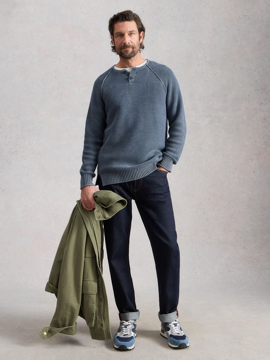 Lässiger blauer Henley-Pullover