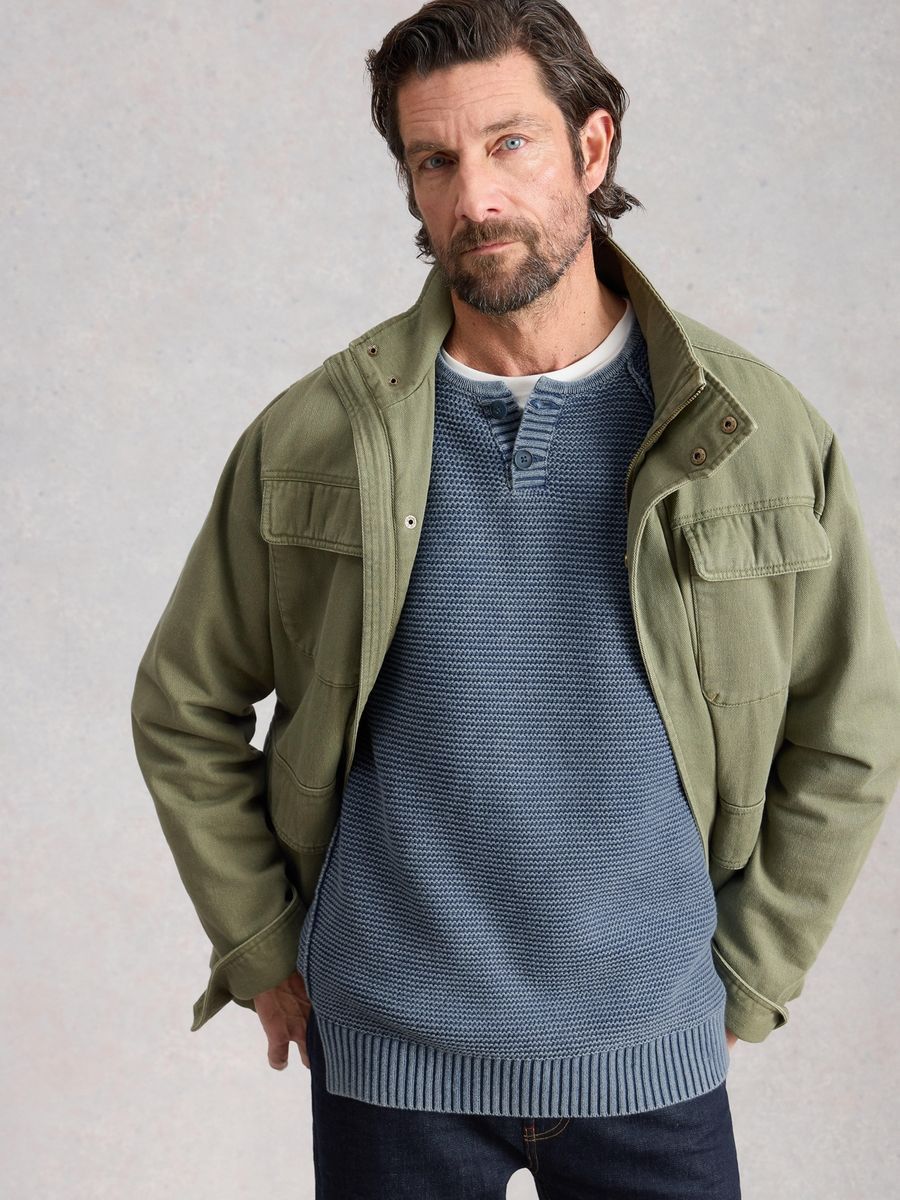 Lässiger blauer Henley-Pullover