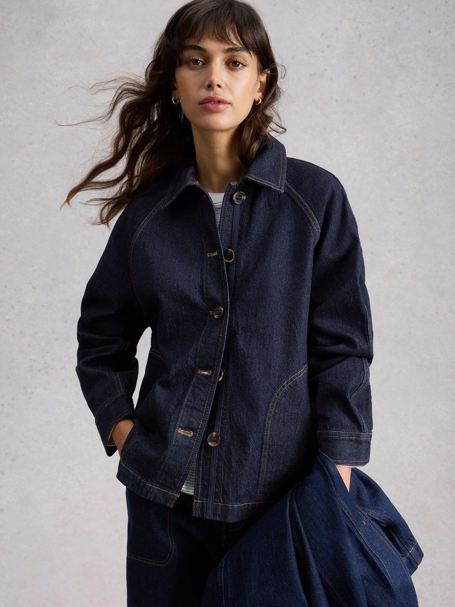 Dunkle Jeansjacke im Arbeitsstil