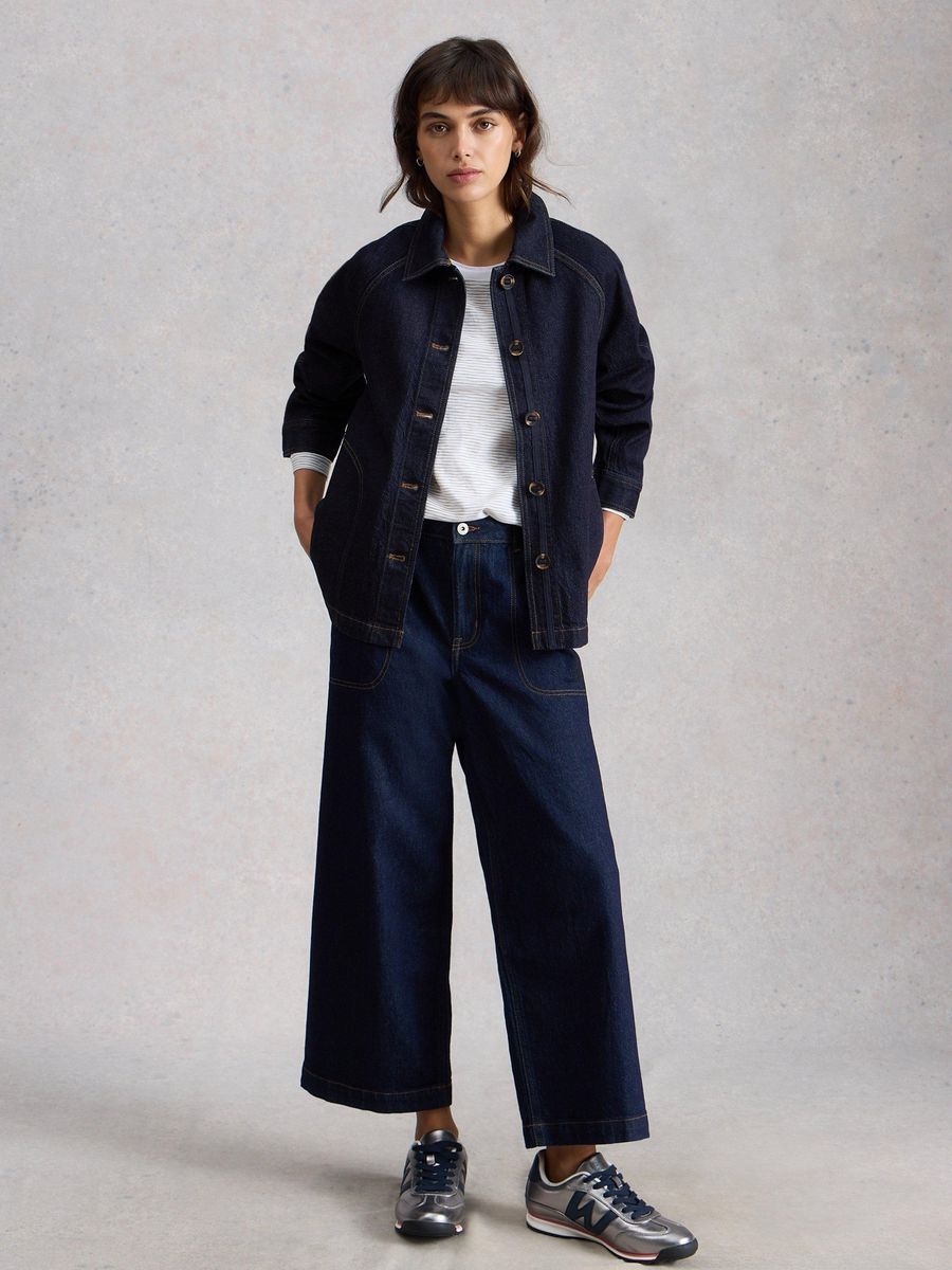 Dunkle Jeansjacke im Arbeitsstil