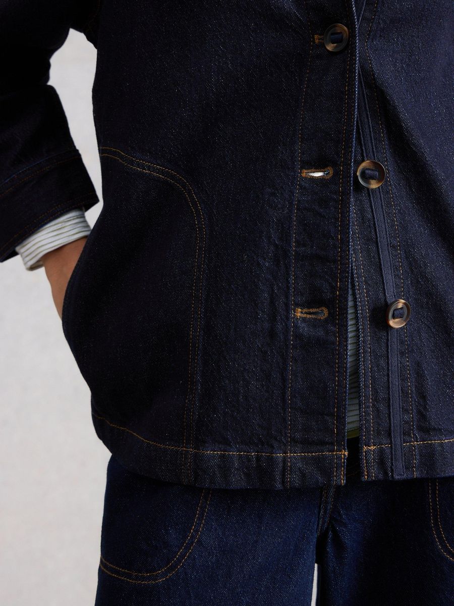 Dunkle Jeansjacke im Arbeitsstil