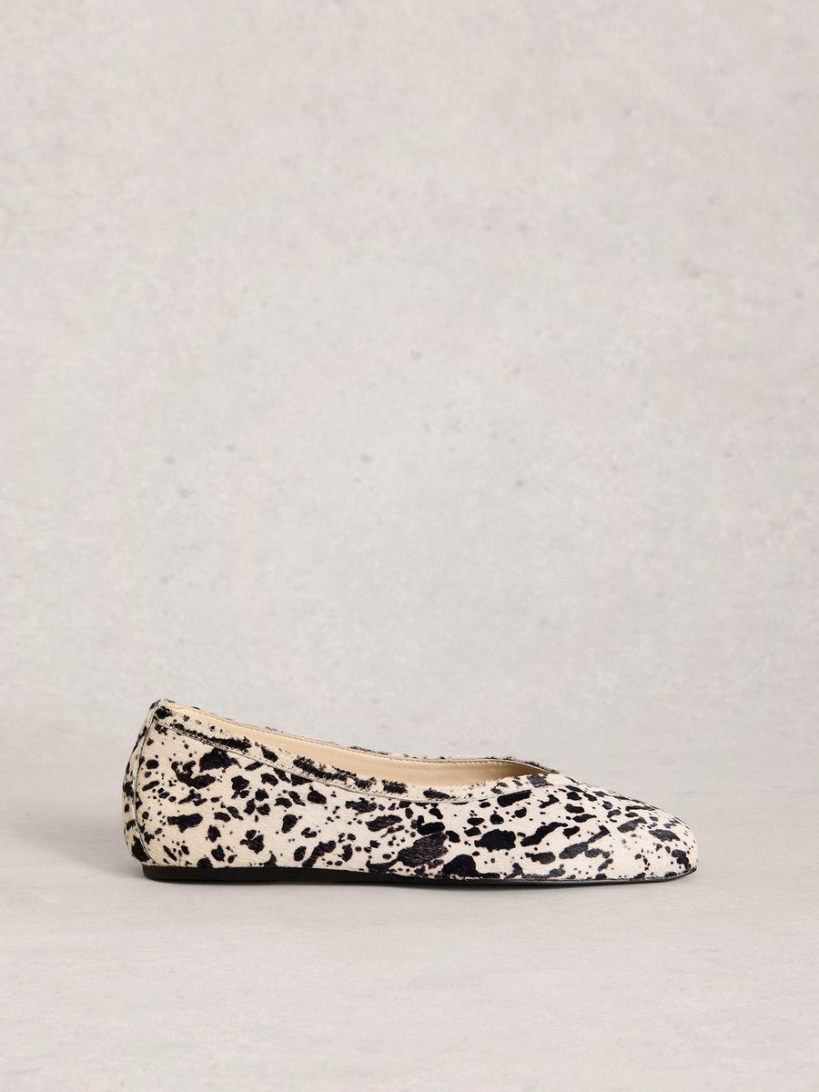 Ballerinas mit Ponyfellmuster und eckiger Spitze