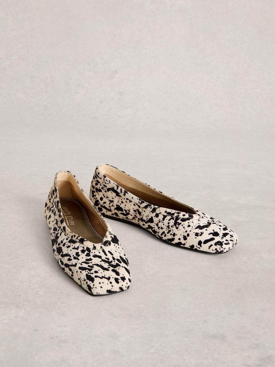 Ballerinas mit Ponyfellmuster und eckiger Spitze