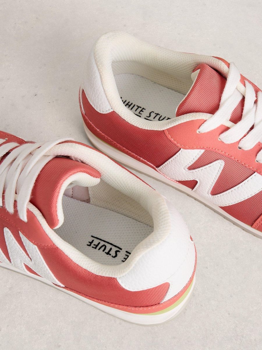 Korallenfarbener Low-Top-Fashion-Sneaker mit Akzenten