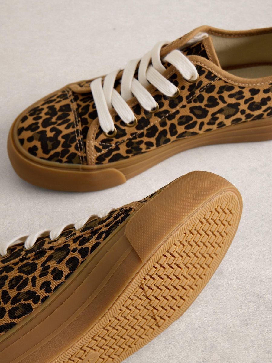 Canvas-Sneakers mit Leopardenmuster und Plateausohle