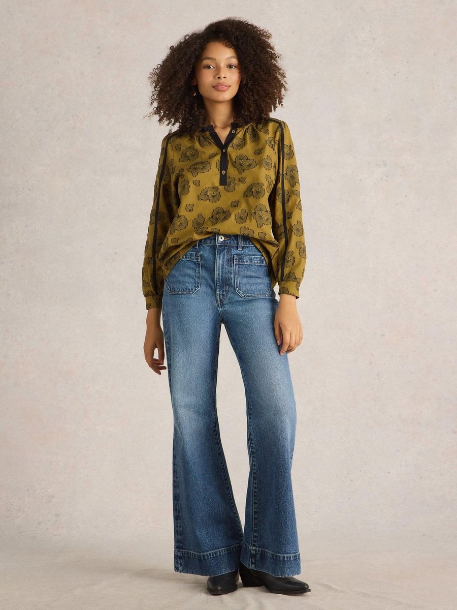 Ausgestellte Jeans mit aufgesetzten Taschen